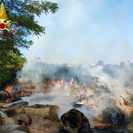 Tigliole: vigili del fuoco al lavoro da ore per contenere un esteso incendio di rotoballe (AGGIORNAMENTO DELLE 19.45)