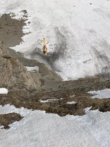 Il Soccorso Alpino Valdostano recupera il corpo senza vita di uno scialpinista. Forse è il neurologo dell'Asl di Asti scomparso a novembre