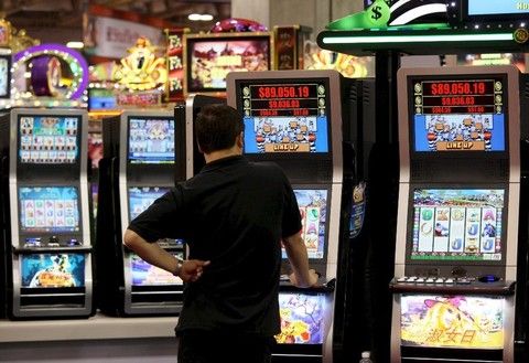 Una sala con giochi d'azzardo