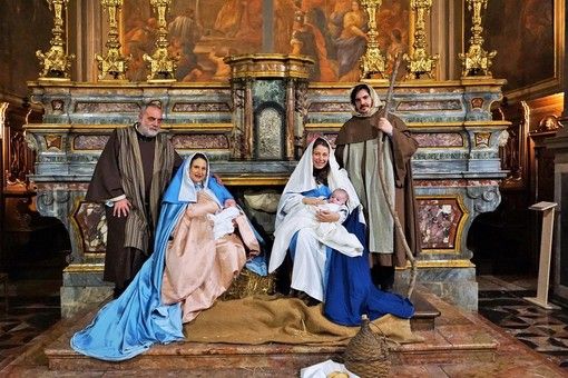 Presepe vivente con due Sacre famiglie