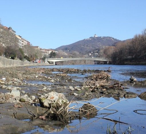 Siccità, Piemonte in ginocchio, ordinanze in 170 Comuni per risparmiare acqua: &quot;E pensiamo a quella dei laghi&quot; [VIDEO]
