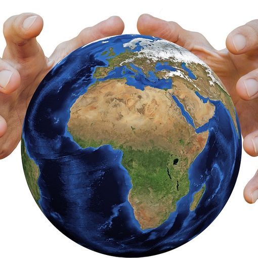 Mani che stringono il pianeta Terra