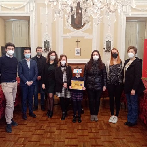 La maschera di Martina &quot;Addio Covid... Voliamo verso la libertà&quot; vince il premio del Carnevale in eco-maschere di San Damiano