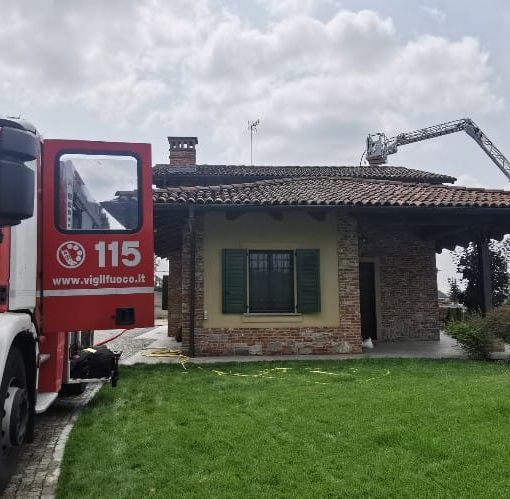 San Damiano: intervento dei vigili del fuoco per un incendi di pannelli solari