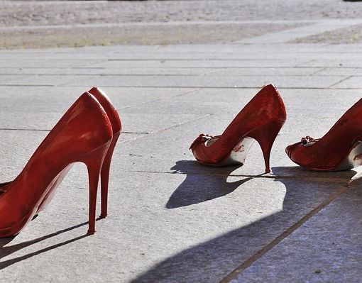 Il simbolo per dire no alla violenza sulle donne: le scarpe rosse