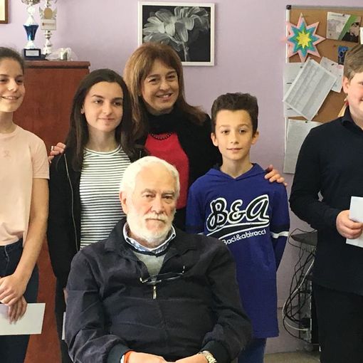 La dirigente scolastica Alessandra Longo, Arnaldo Malfatto, gli alunni premiati