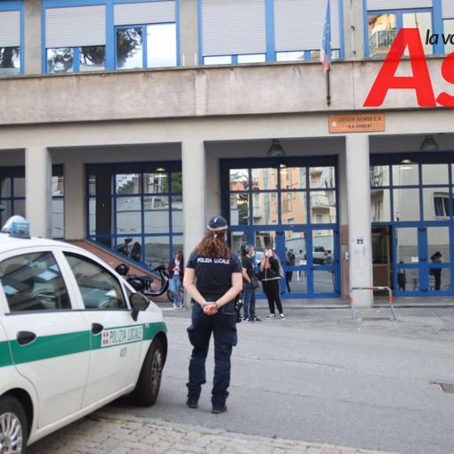 Polizia Municipale di fronte al Giobert in uno dei primi giorni di lezione del nuovo anno scolastico