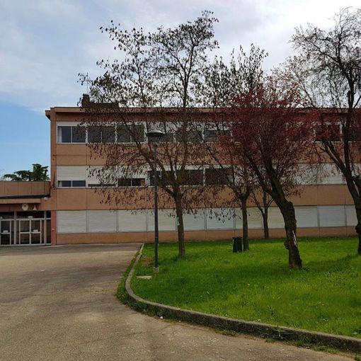 Entrano alla scuola Martiri di Asti, rubano mascherine e rovesciano estintori