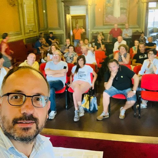 Il selfie di Maurizio Rasero durante le estrazioni dei posti mercato
