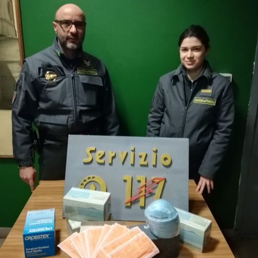 49enne astigiano cercava di vendere mascherine a farmacie del capoluogo a prezzo maggiorato del 700%