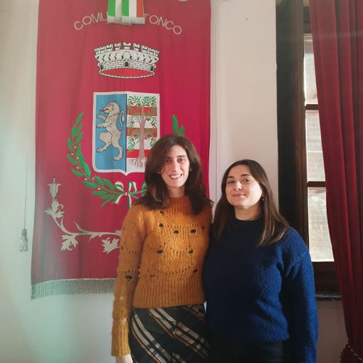 La vicesindaca con la volontaria selezionata