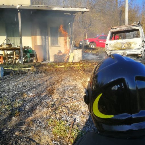 Sessant: sterpaglie in fiamme incendiano un'auto e un casotto contenente bombola di gpl