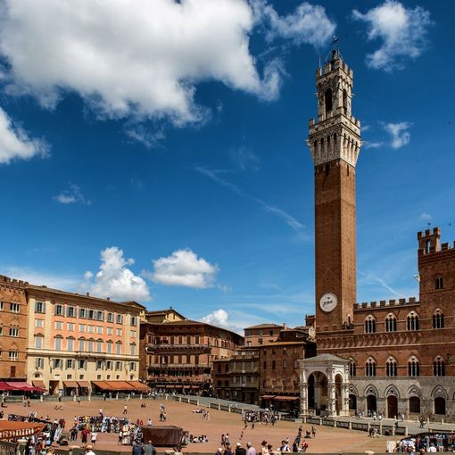 Stasera si corre a Siena il Palio dell'Assunta:  tanti i fantini presenti tra 15 giorni in piazza Alfieri