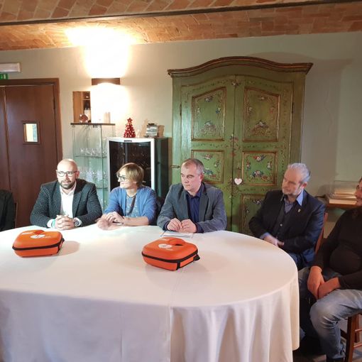 La consegna dei defibrillatori ai due sindaci