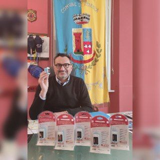 Il sindaco di Moasca, Andrea Ghignone con i saturimetri da donare alle famiglie