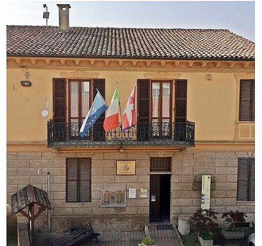 Grana: prendono a calci la porta del Comune e rubano dagli uffici. Il sindaco: &quot;Non possiamo rimanere in balia di un manipolo di persone&quot;