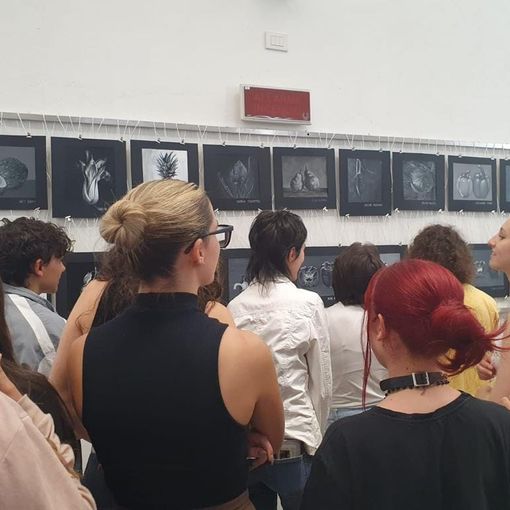 Gli studenti dell'Artistico davanti ai loro elaborati