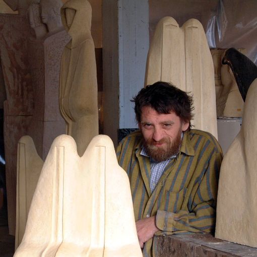 Spinoglio ritratto tra alcune sue opere. A fine articolo, altri scatti con protagonista l'artista scomparso e sue opere