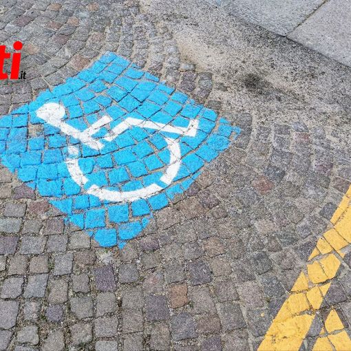 I nuovi stalli disabili in via Roero (Merphefoto)