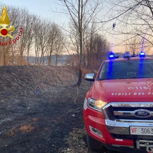 Ancora un incendio ad Asti, questa volta in tangenziale tra corso Savona e corso Alessandria