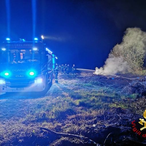 Vasto incendio sterpaglie tiene impegnati i vigili del fuoco per tre ore