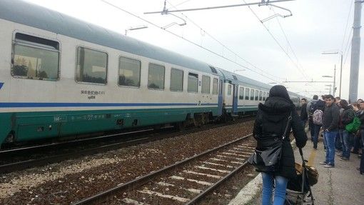 Rimborsi per Covid-19 su biglietti e abbonamenti dei treni, i pendolari: “Non sono ancora stati attivati, situazione abbastanza stucchevole”