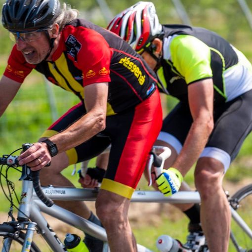 Un percorso in bici con persone non vedenti. Nasce il tour del Monferrato in tandem