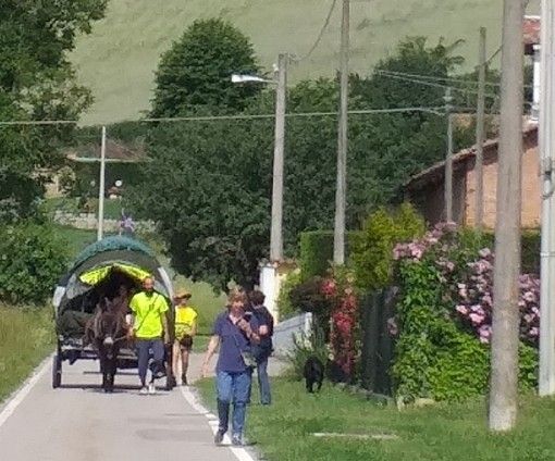 Nell'Astigiano con carretto e asinella verso la Palestina. La bella storia della famiglia Najmeddin