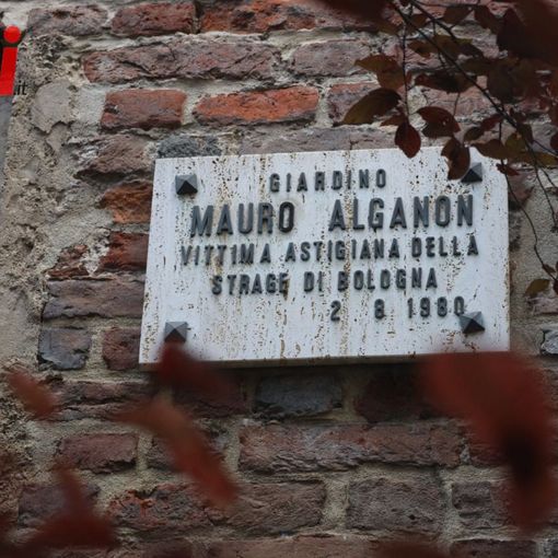 La targa che ricorda Mauro Alganon (MerfePhoto)