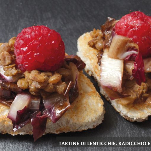 I mercoledì Veg di Ortofruit: oggi prepariamo le tartine di lenticchie, radicchio e lamponi
