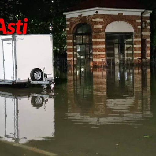 Piazza Campo del Palio allagata in seguito al temporale del 24 maggio scorso