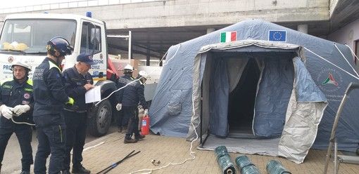 La tenda di fronte al Pronto scoccorso di Asti