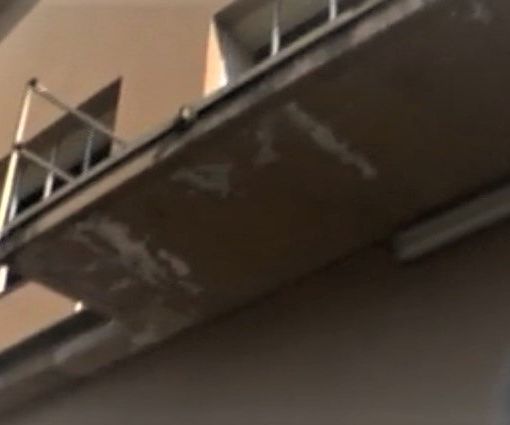 Il terrazzo da cui è caduto il giovane