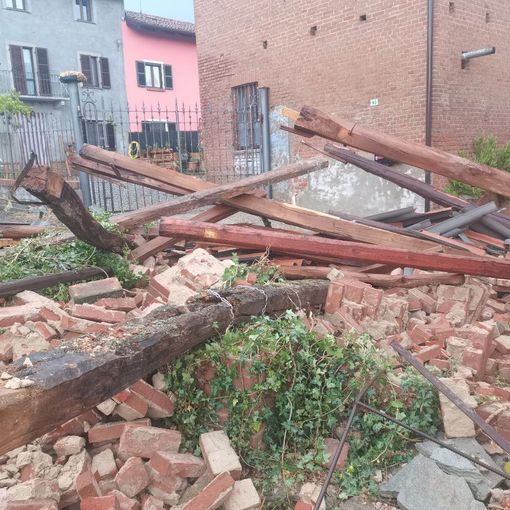 Tegole e calcinacci crollati a Tonco (Foto Fabio Trinchero, canale Telegram Dati meteo Asti)