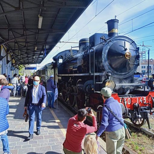 L'arrivo del treno storico a Nizza, tante le persone accorse per vederlo