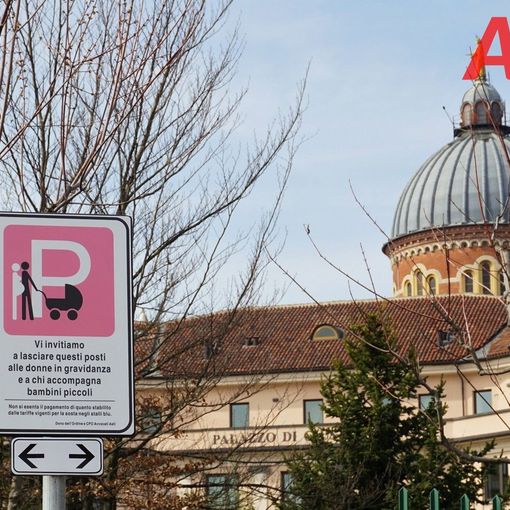 Il tribunale di Asti con i nuovi parcheggi rosa