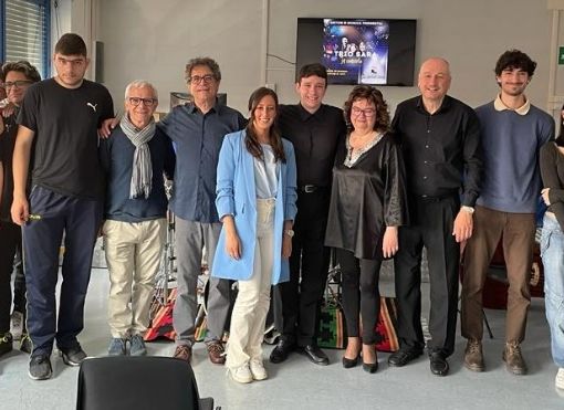 Il trio Sara con gli studenti dell'Artom