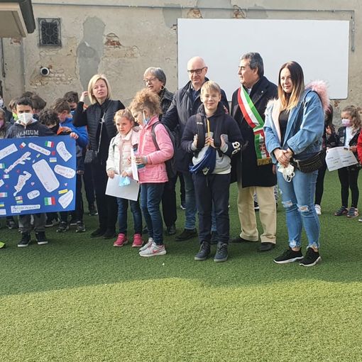 La festa di accoglienza a scuola alla presenza di volontari e dei sondaci