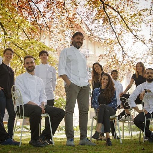 Ugo Alciati con lo staff del ristorante Da Guido di Tenuta Fontanafredda a Serralunga d'Alba (Fb)