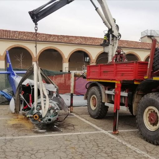 A Moncalvo si lavora per rimuovere l'ultraleggero precipitato in piazza  sabato scorso