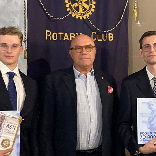 Ospiti del Rotary di Asti Giulio e Umberto Ferrari, sotto il logo del Rotary