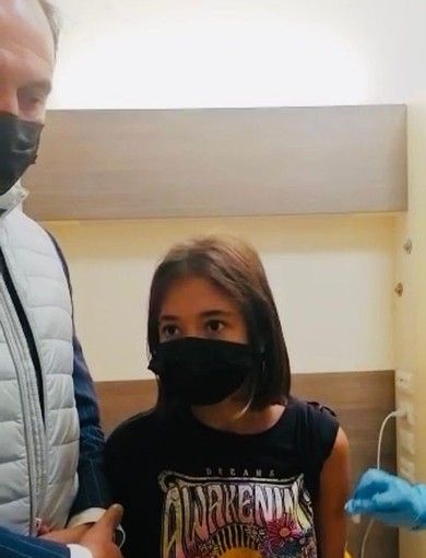 Cirio posta la foto della figlia vaccinata, i no vax insorgono: &quot;I bambini non si toccano&quot;