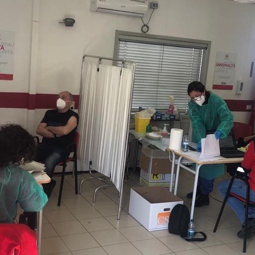 Vaccinazioni in uno dei centri della Protezione Civile