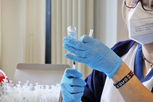 Preparazione fiala per vaccinazione anti covid