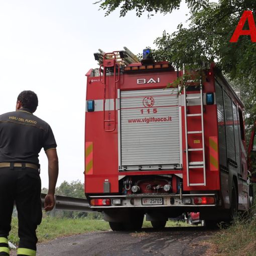 Densa nuvola di fumo zona corso Venezia? Niente paura... il treno storico di passaggio verso Canelli ha innescato alcune scintille, incendiando sterpaglie