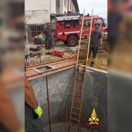 Tigliole, cade in una cisterna profonda tre metri. Salvato dai vigili del fuoco