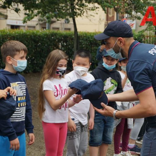 Gianluca Vesce con i bimbi della Galileo Ferraris (galleria fotografica di MerfePhoto)