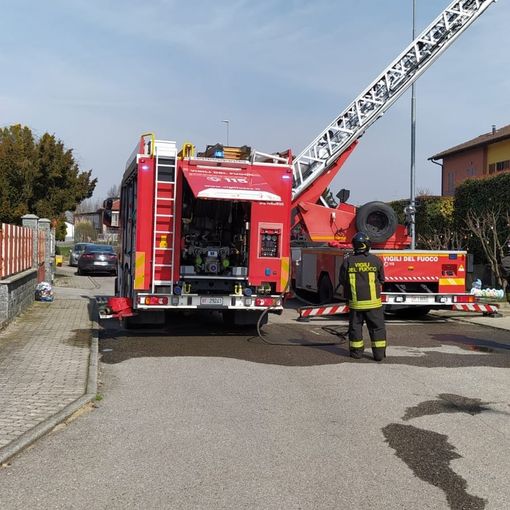 Incendio tetto in via Bigliani, coinvolte due famiglie, lesionata una parte del tetto