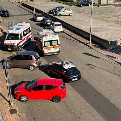 Pregiudicato ubriaco tenta di entrare a forza in casa della nonna. Ricoverato in ospedale