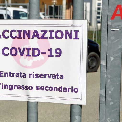 Il centro vaccinale di via Scotti